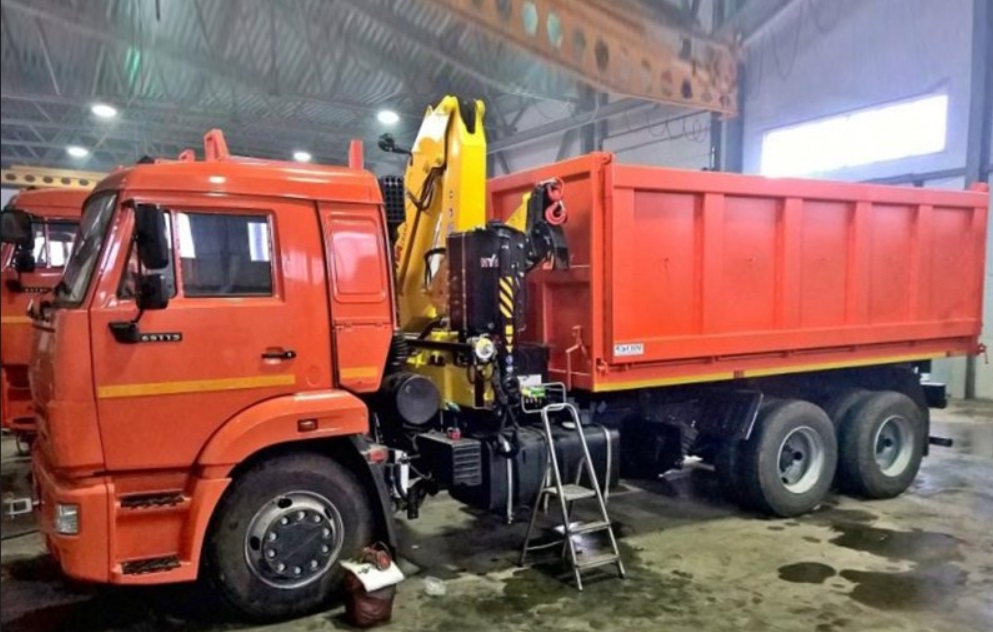 Самосвал камаз 43253 с КМУ HYVA HST8E4