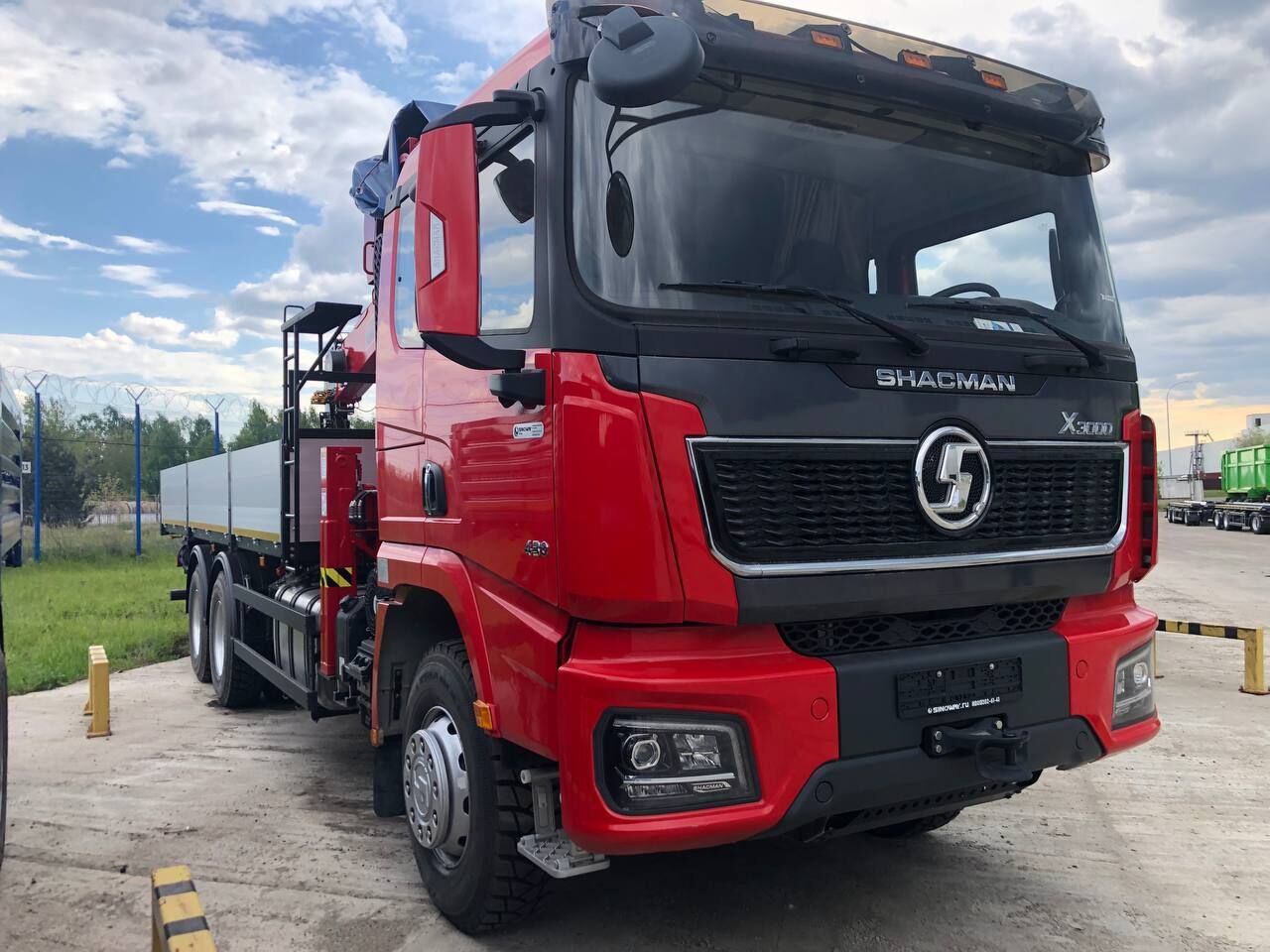 Бортовой автомобиль SHACMAN X3000 6х4 с КМУ Horyong HRS216