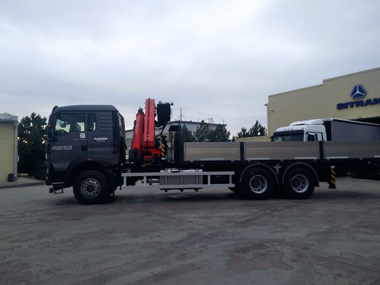 Бортовой автомобиль Howo T5G 6х4 с КМУ Sunhunk K238